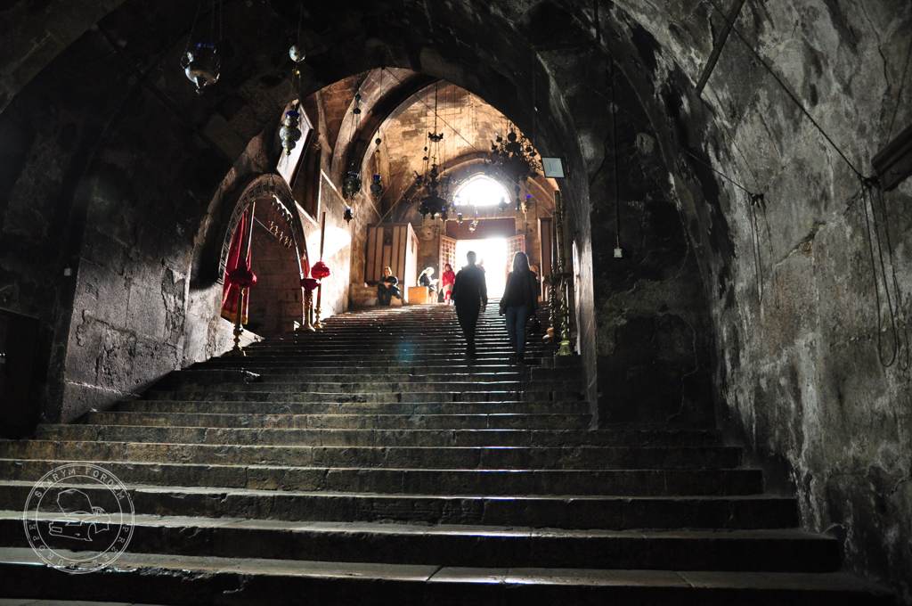 Wejście do krypty kościoła Zaśnięcia Maryi w Jerozolimie
